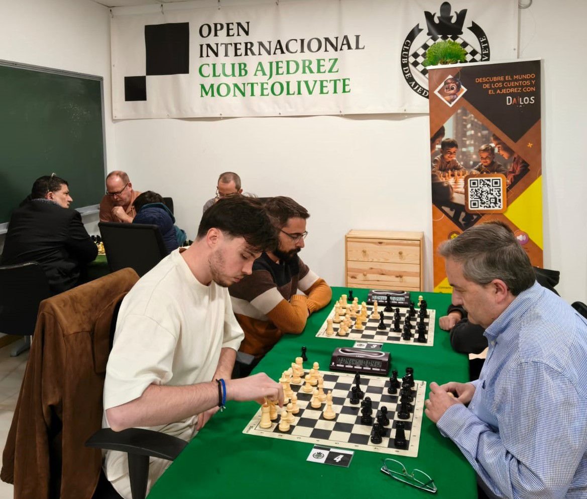 Jugadores compitiendo en un torneo de ajedrez en Russafa
