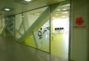 Entrada al Centre d'Informació Juvenil de Torrent con estudiantes dentro.