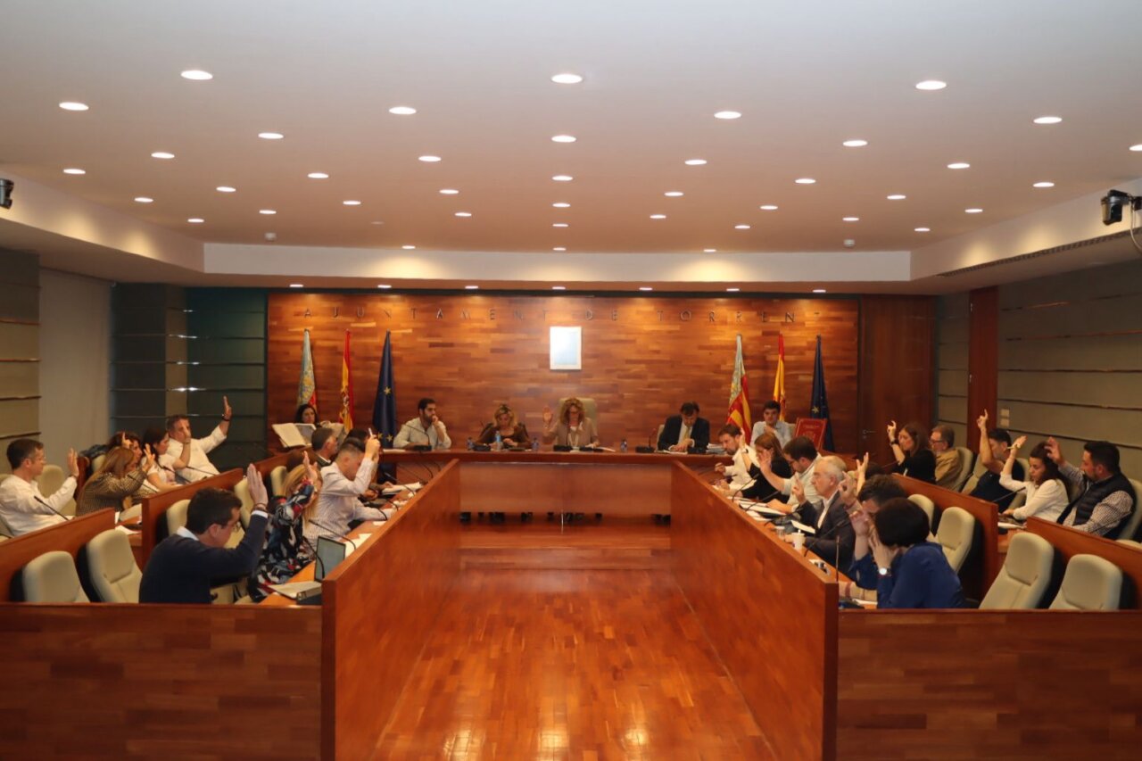 Pleno del Ayuntamiento de Torrent durante la declaración institucional