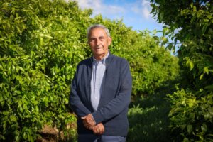 Vicent Simó Medina en su campo de cultivo en Torrent