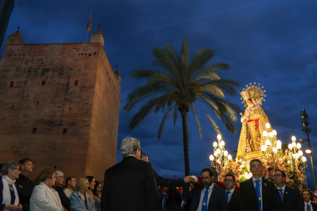 Celebración de la Virgen de los Desamparados en Torrent con devotos y luces