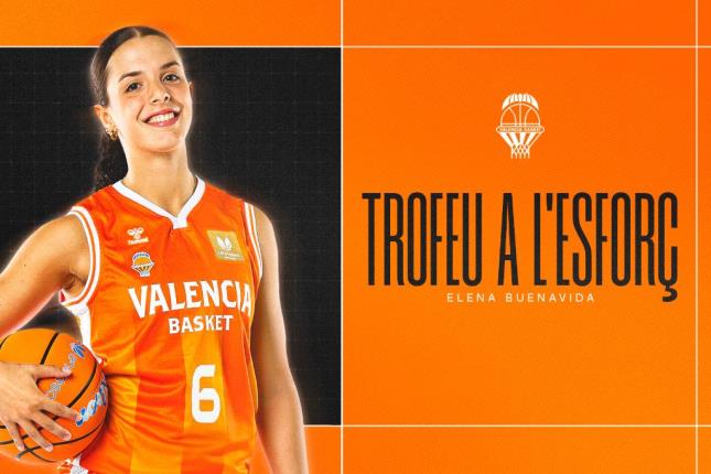 Elena Buenavida con el trofeo al esfuerzo del Valencia Basket