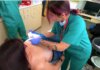 Mujer recibiendo micropigmentación mamaria en un hospital.