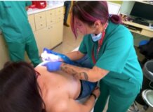 Mujer recibiendo micropigmentación mamaria en un hospital.