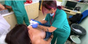 Mujer recibiendo micropigmentación mamaria en un hospital.