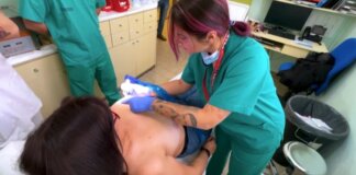 Mujer recibiendo micropigmentación mamaria en un hospital.