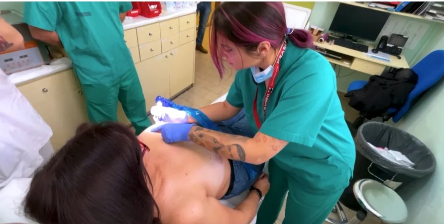 Mujer recibiendo micropigmentación mamaria en un hospital.