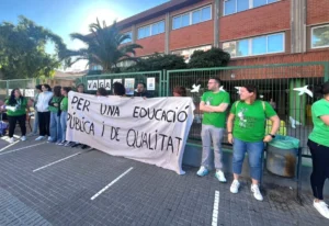 Manifestantes sosteniendo una pancarta sobre educación pública de calidad