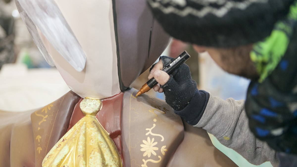 Artista fallero pintando una figura en Valencia