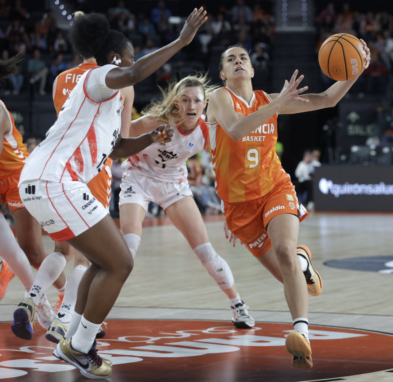 Jugadora de Valencia Basket en acción durante un partido de baloncesto