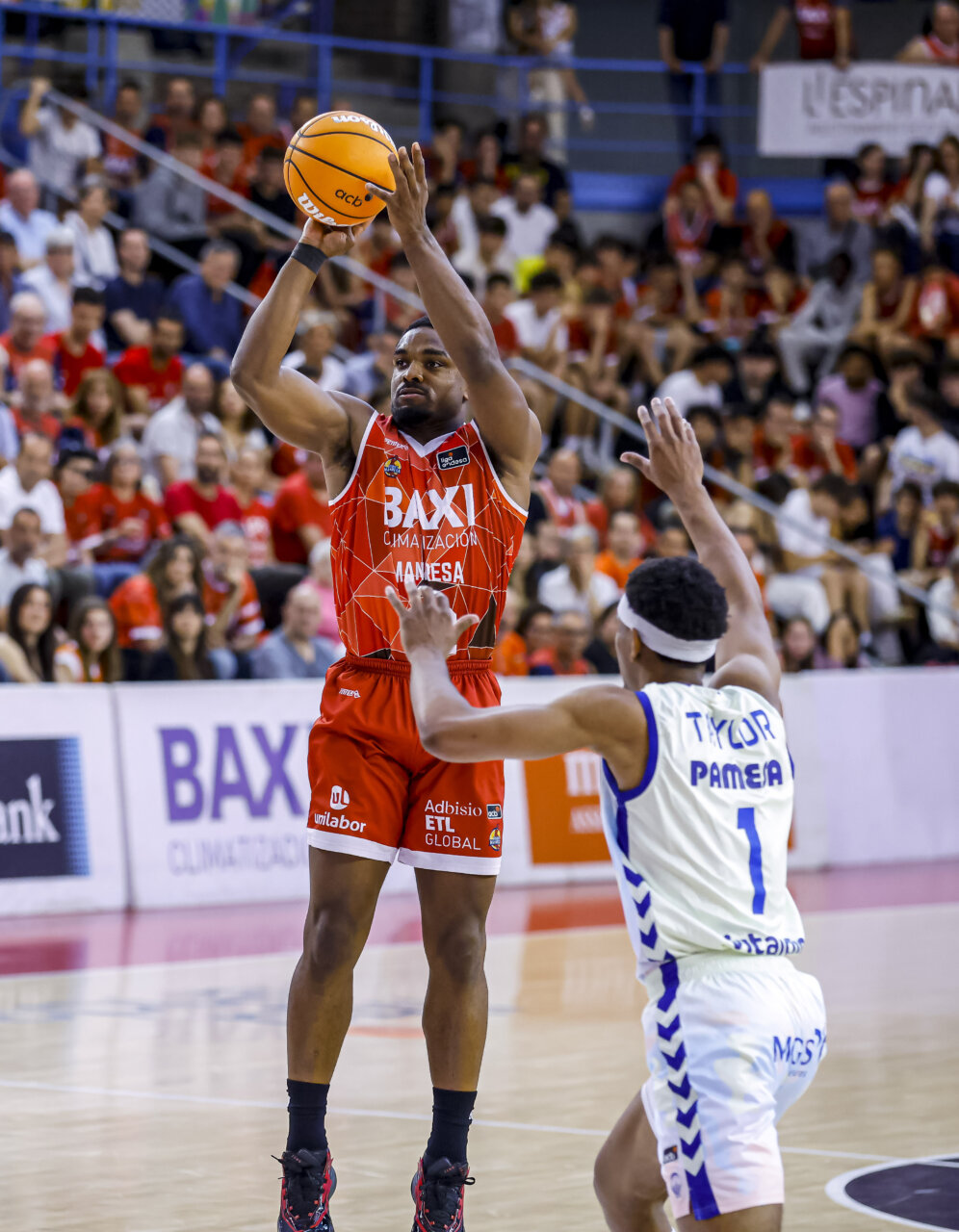 Jugador de Baxi Manresa lanzando a canasta durante un partido de baloncesto