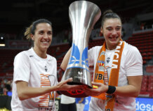 Valencia Basket y Casademont Zaragoza vuelven a cruzarse por el trono de la LF Endesa Jugadoras de Valencia Basket celebrando con el trofeo de la LF Endesa 2025