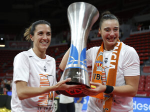 Jugadoras de Valencia Basket celebrando con el trofeo de la LF Endesa 2025