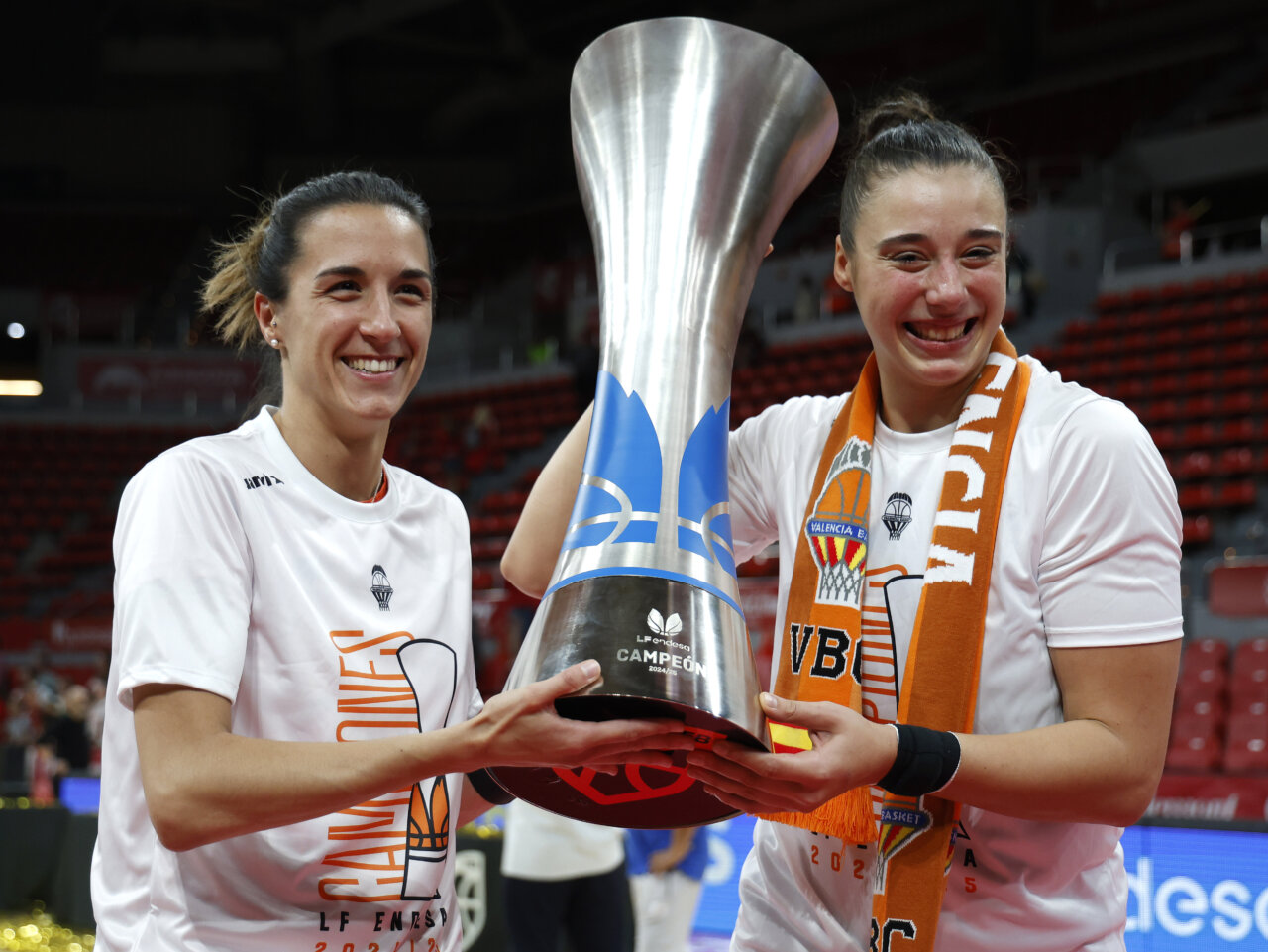 Jugadoras de Valencia Basket celebrando con el trofeo de la LF Endesa 2025