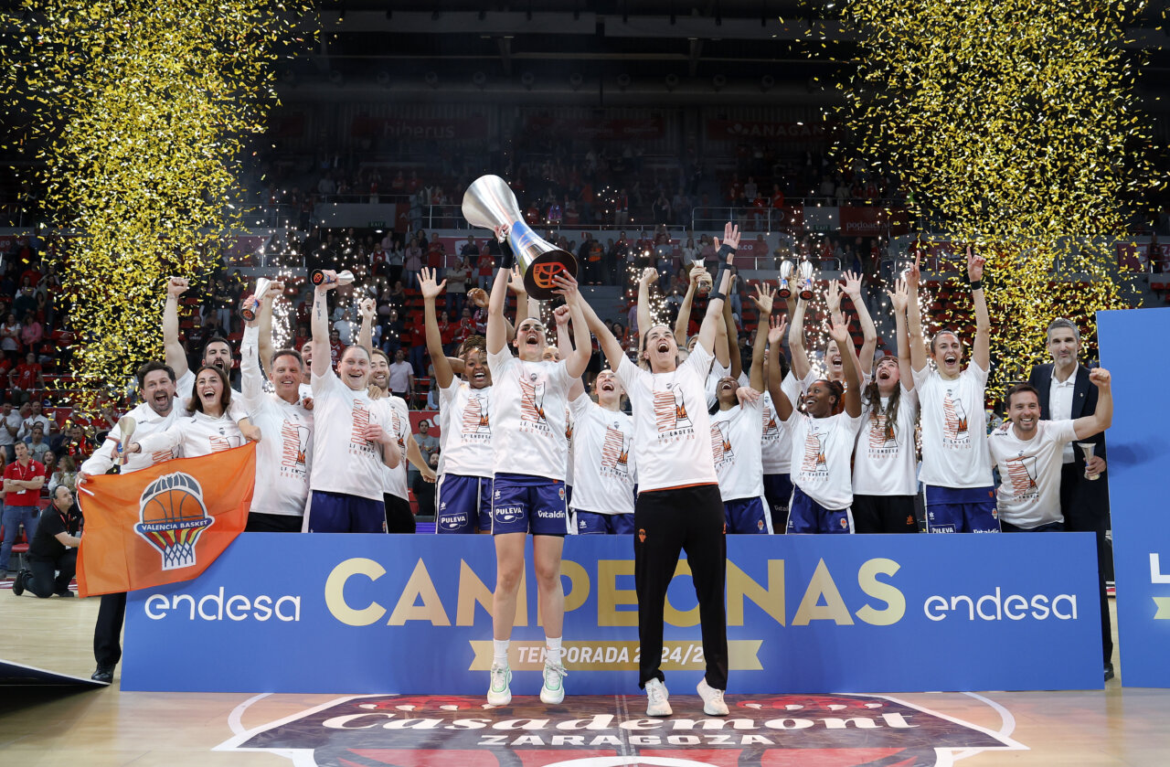 Celebración del equipo Valencia Basket tras ganar la LF Endesa 2026