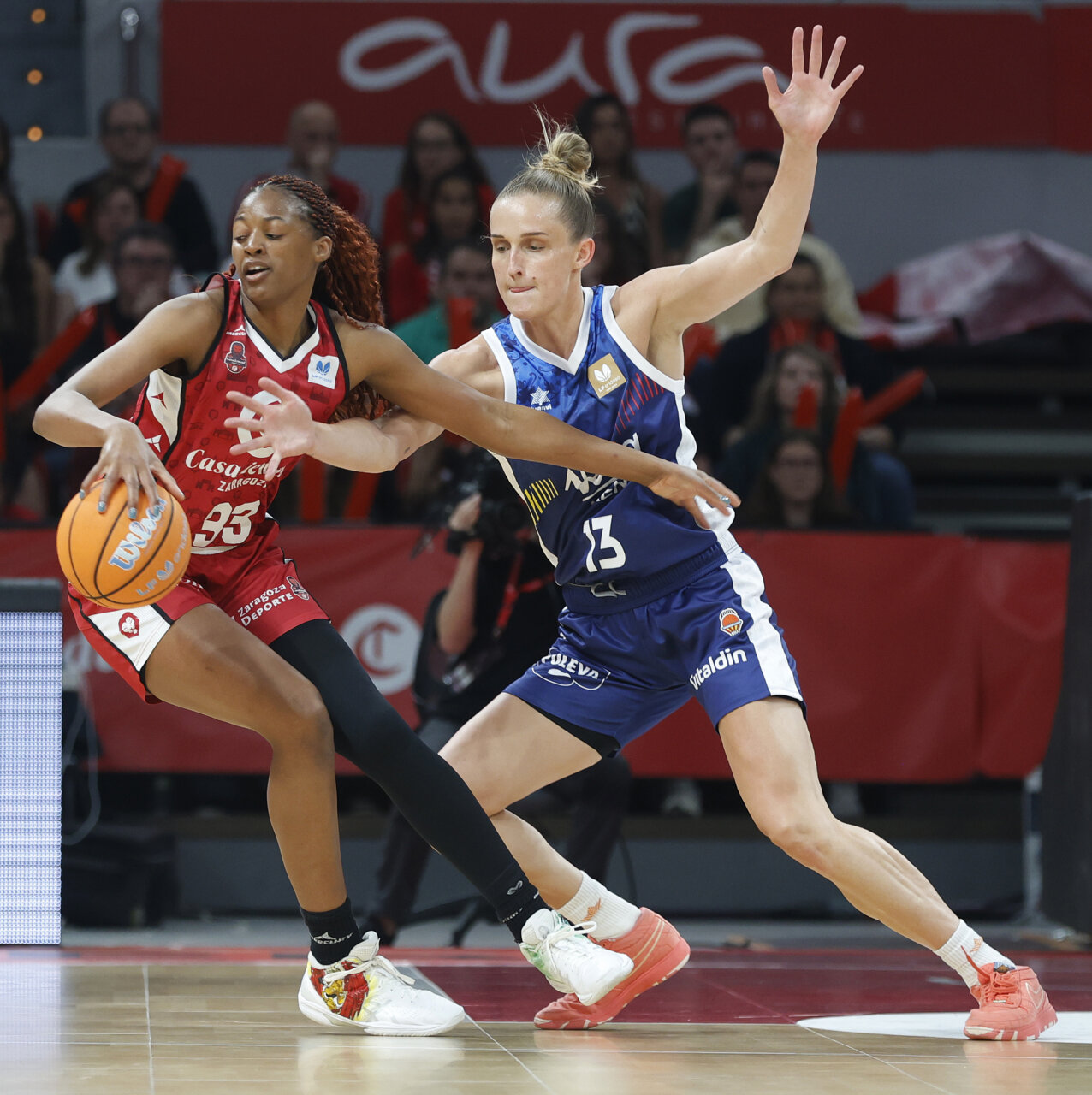 Jugadoras de Valencia Basket y Casademont Zaragoza compiten por el balón en la final.