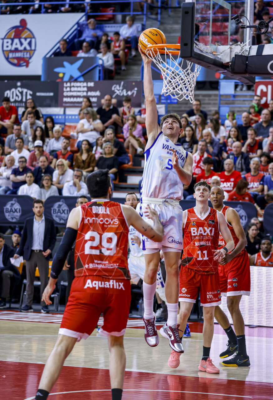 Jugador del Valencia Basket realizando un mate durante el partido contra Baxi Manresa