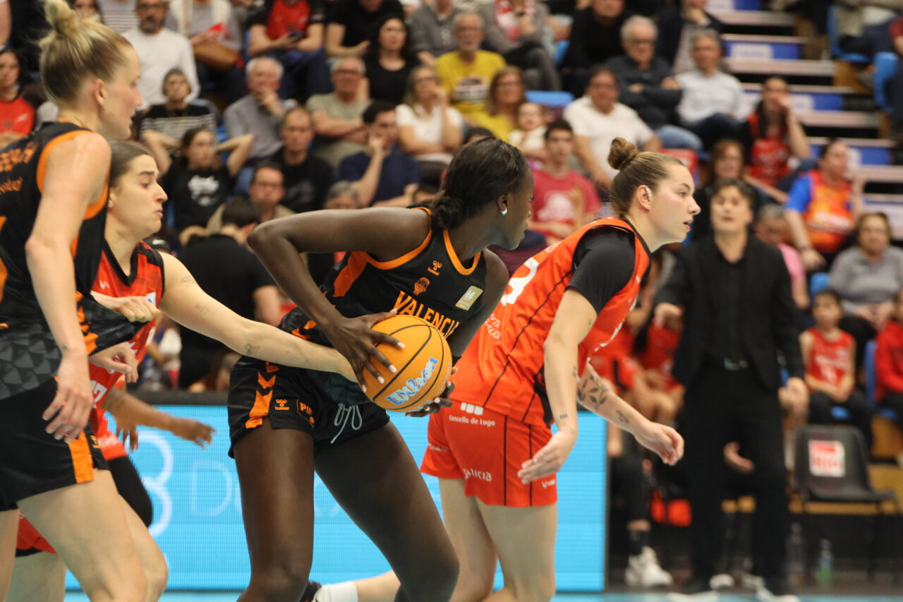 Jugadoras de Valencia Basket compiten en un partido de baloncesto