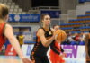 Jugadora del Valencia Basket lanzando a canasta durante un partido