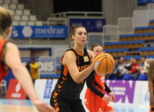 Jugadora del Valencia Basket lanzando a canasta durante un partido