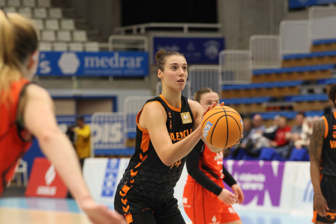 Jugadora del Valencia Basket lanzando a canasta durante un partido