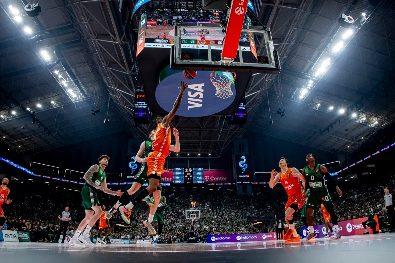 Jugador del Valencia Basket lanzando a canasta en un partido emocionante