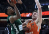Jugador de Valencia Basket defendiendo a un rival durante un intenso partido de baloncesto.