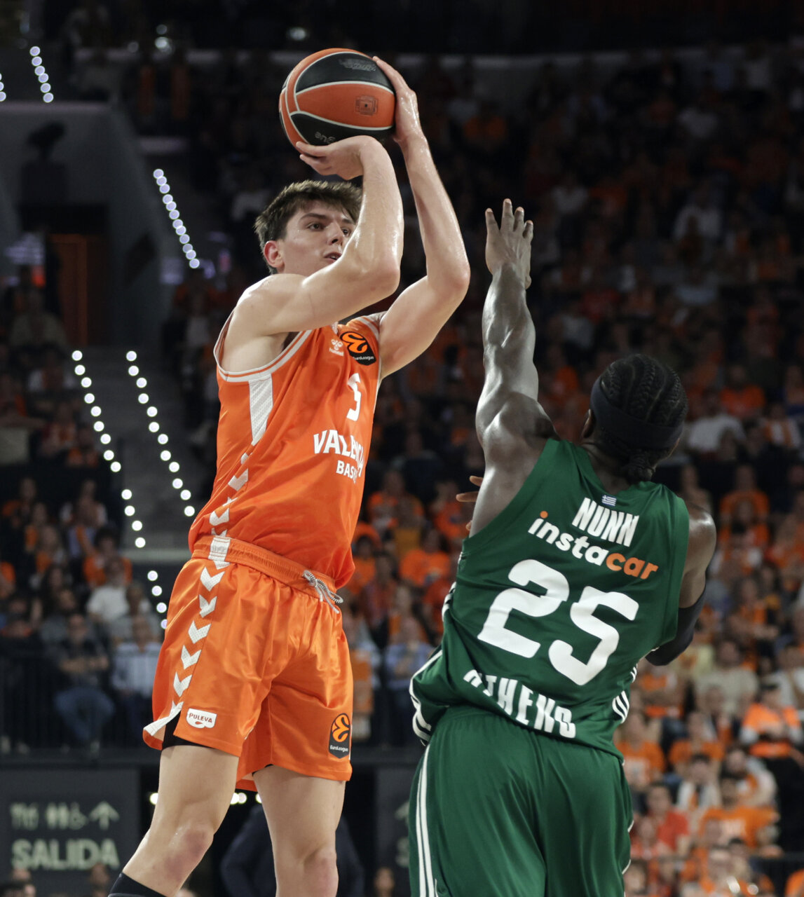 Jugador de Valencia Basket lanzando a canasta durante un partido contra Panathinaikos.