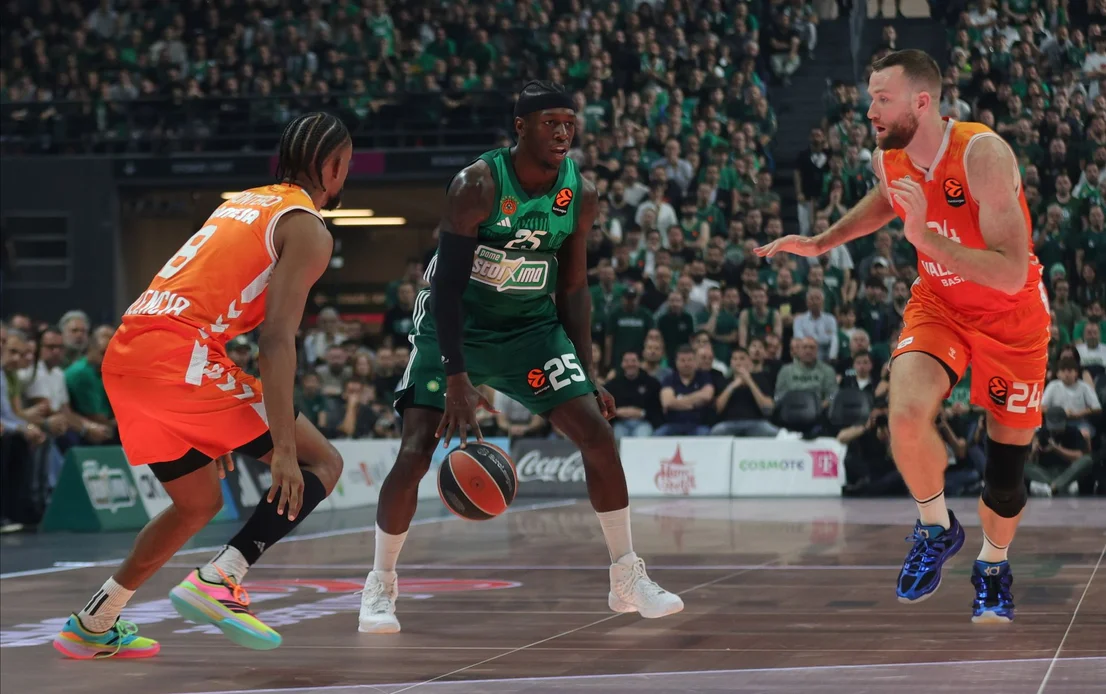 Jugadores de Valencia Basket y Panathinaikos en un partido de baloncesto
