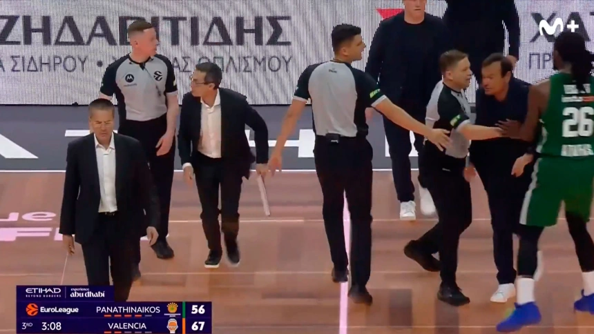 Entrenadores y árbitros en un momento tenso del partido de baloncesto.