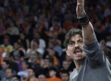 Entrenador de Valencia Basket gesticulando durante un partido tenso contra Panathinaikos.