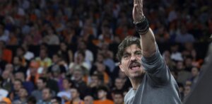 Entrenador de Valencia Basket gesticulando durante un partido tenso contra Panathinaikos.