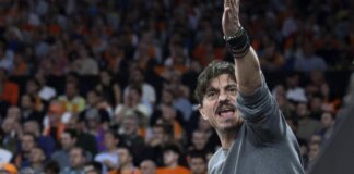 Entrenador de Valencia Basket gesticulando durante un partido tenso contra Panathinaikos.