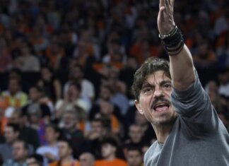 Entrenador de Valencia Basket gesticulando durante un partido tenso contra Panathinaikos.