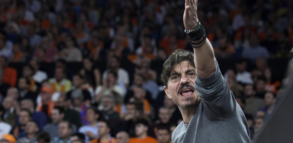 Entrenador de Valencia Basket gesticulando durante un partido tenso contra Panathinaikos.