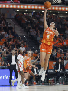 Jugadora del Valencia Basket lanzando a canasta durante un partido