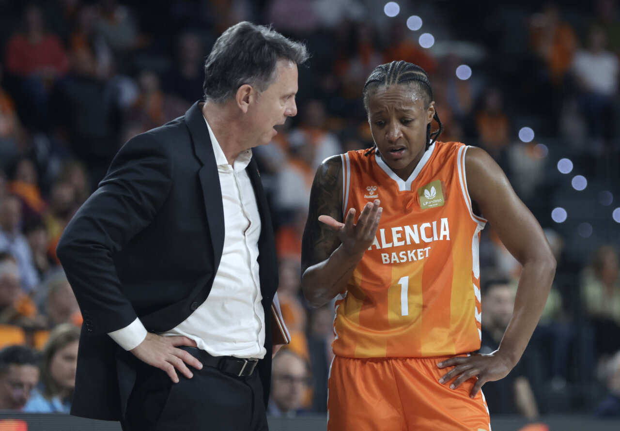 Entrenador y jugadora de Valencia Basket en partido de semifinales