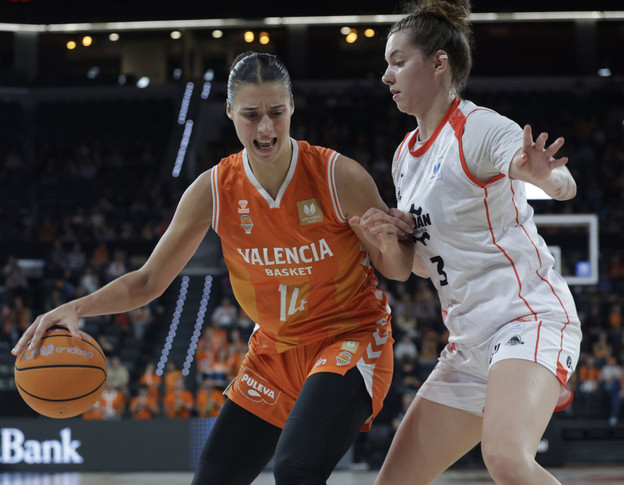 Jugadora del Valencia Basket en acción durante un partido de baloncesto