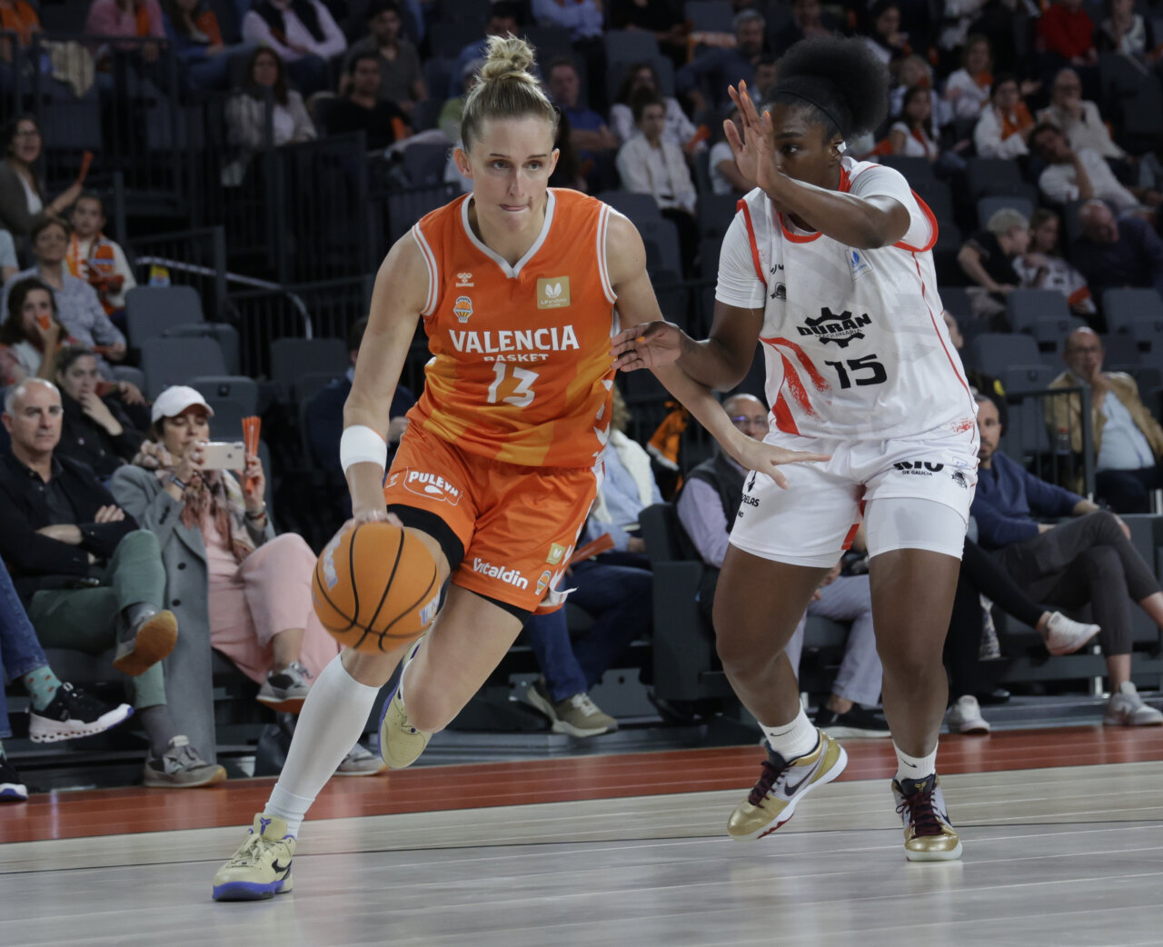 Jugadora de Valencia Basket driblando el balón durante un partido
