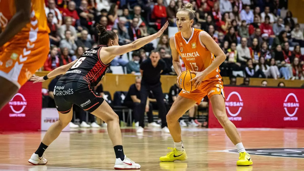 Jugadora de Valencia Basket en acción durante un partido contra Spar Girona