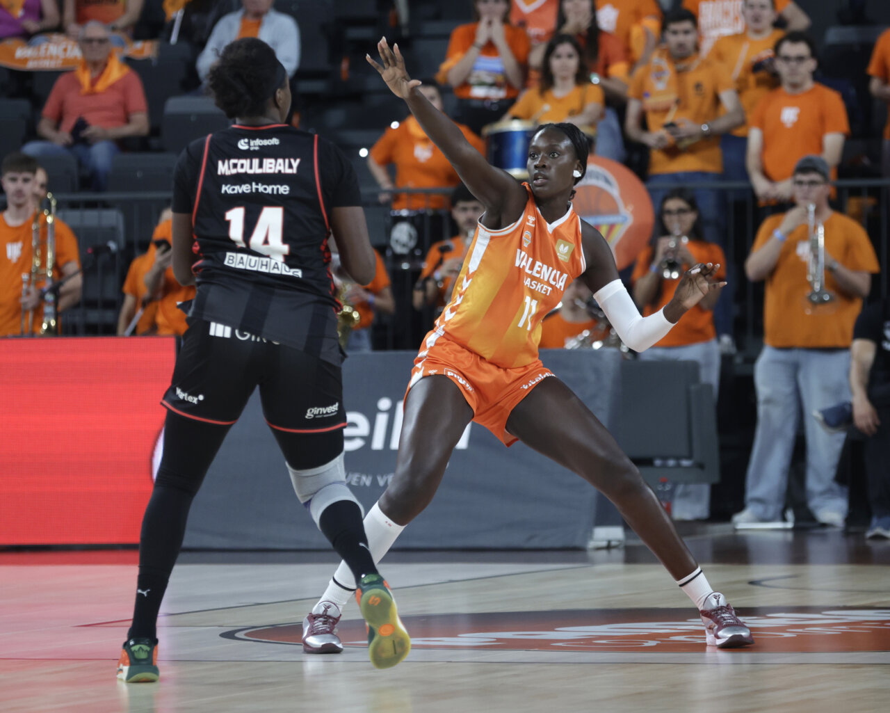 Jugadora de Valencia Basket defendiendo en un partido contra Spar Girona.
