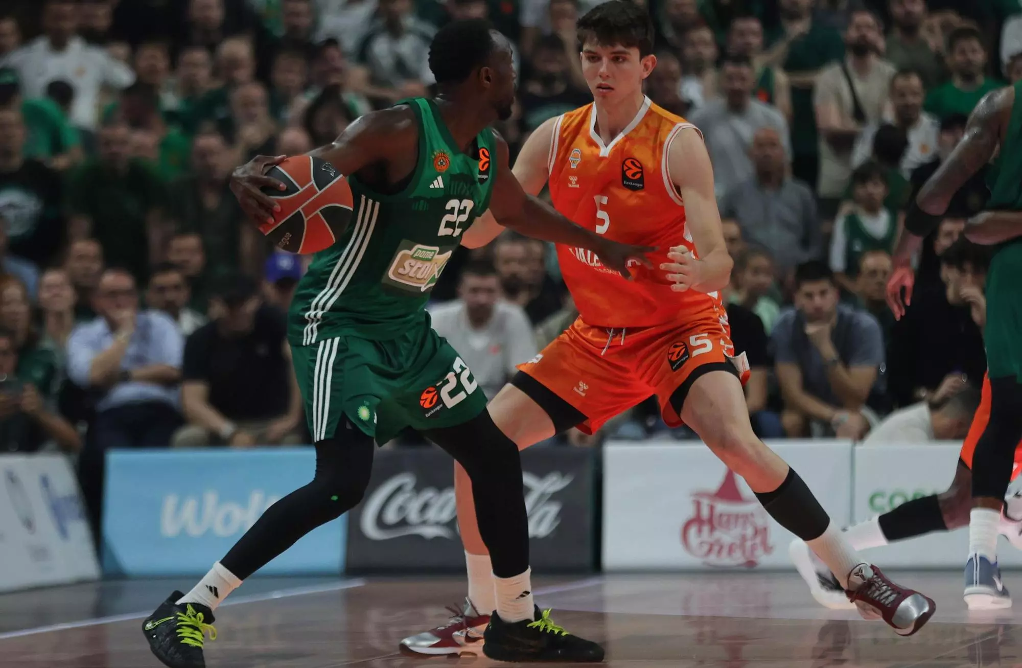 Jugadores de baloncesto en un partido entre Valencia Basket y Panathinaikos