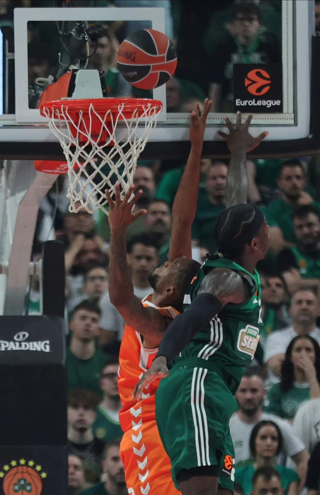 Jugador de Valencia Basket anotando en un partido contra Panathinaikos