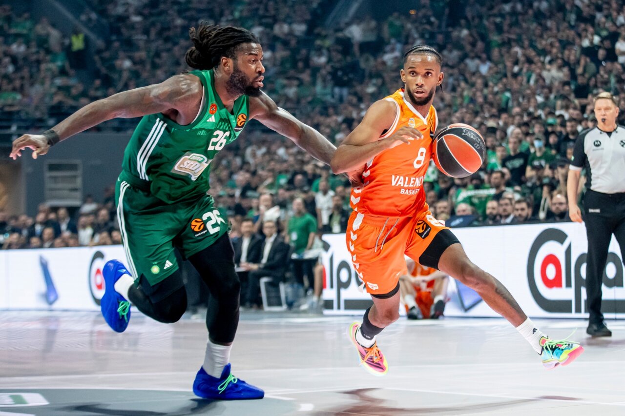 Jugadores de baloncesto compiten en un partido emocionante en el OAKA.