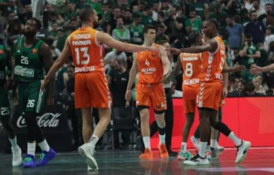 Jugadores de Valencia Basket celebrando una victoria emocionante contra Panathinaikos.