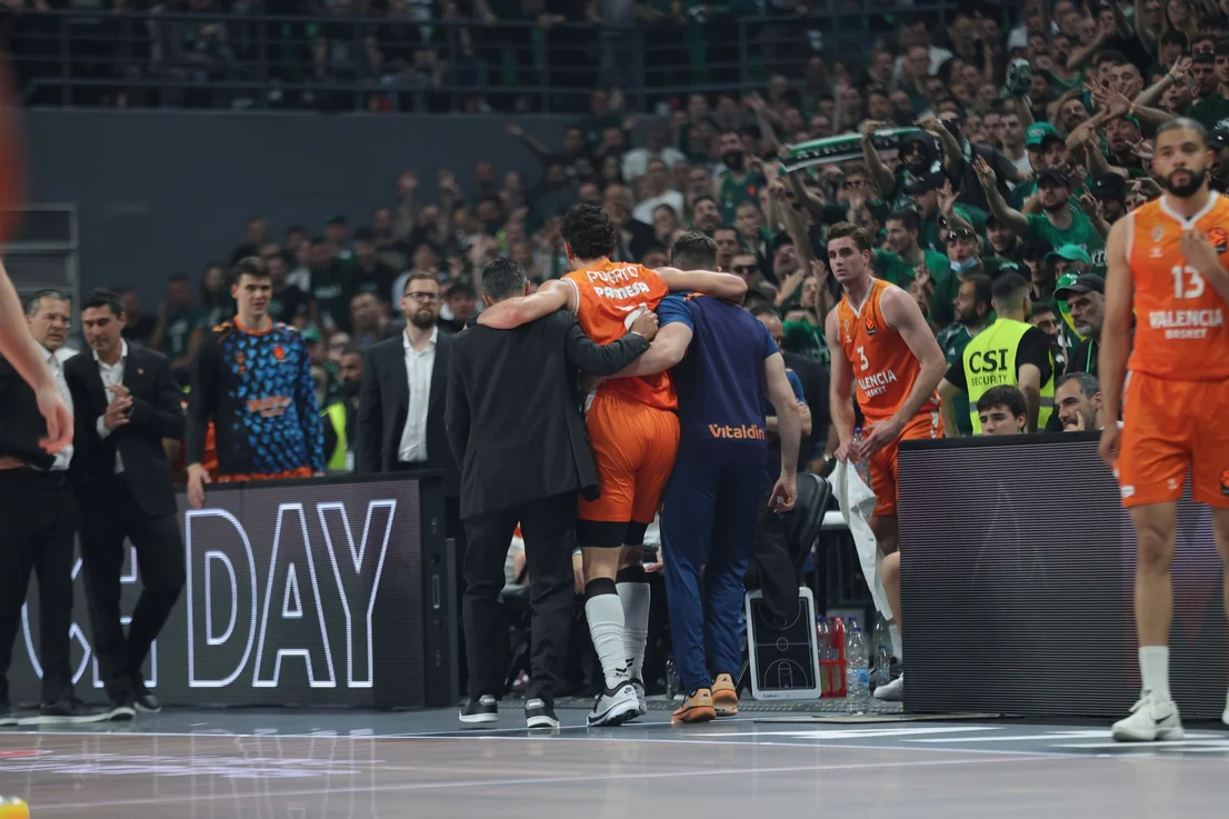 Jugador de Valencia Basket siendo ayudado tras una lesión en un partido