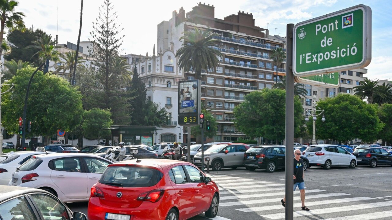 Cruce en València con señalización y vehículos en movimiento