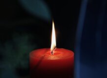 Más allá de la decoración: una vela para cada momento del día Vela roja encendida en un ambiente oscuro y acogedor
