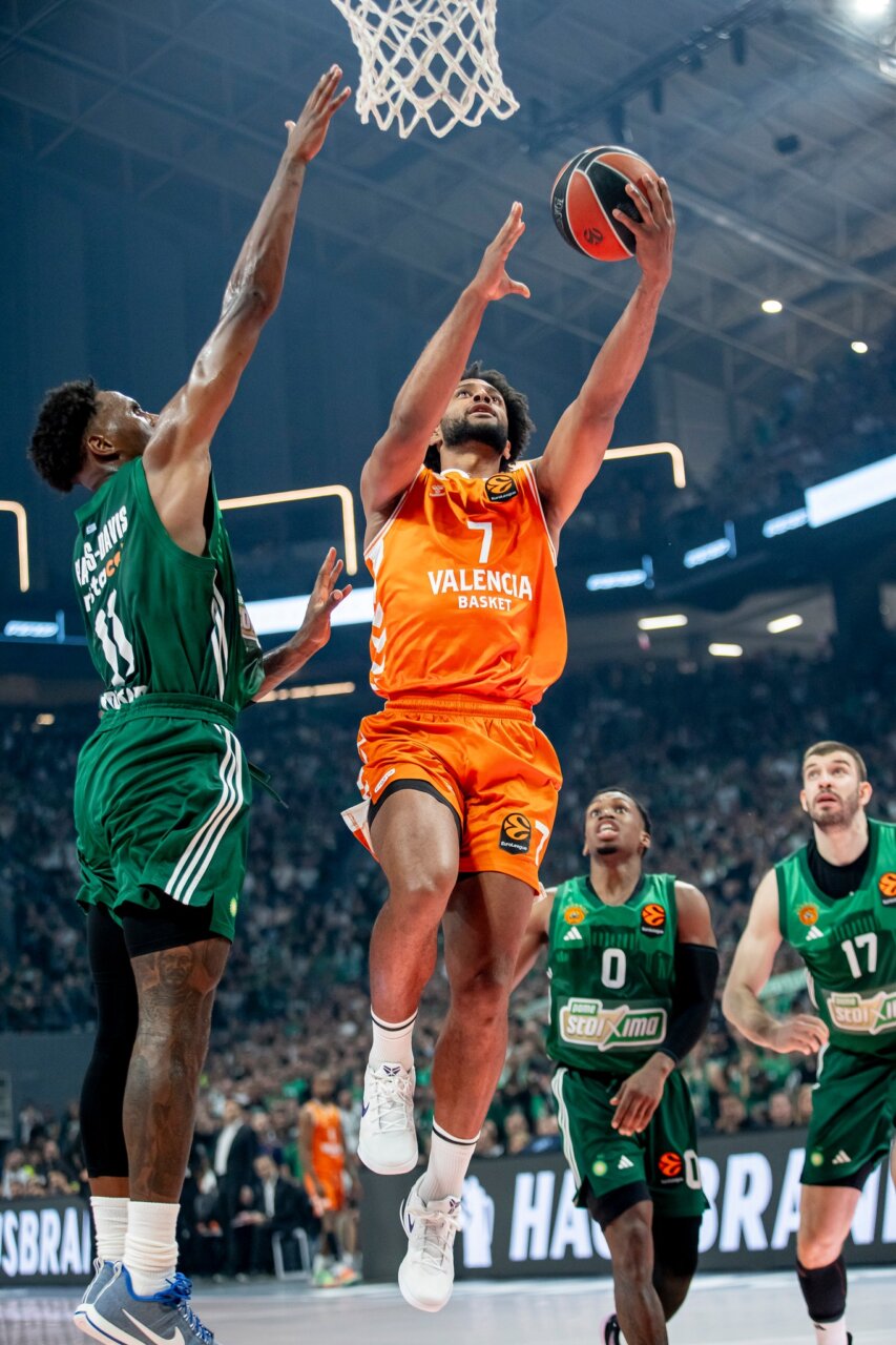 Jugador del Valencia Basket lanzando a canasta en un partido contra Panathinaikos