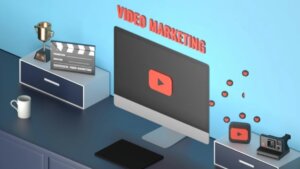Escritorio con elementos de video marketing y una computadora.
